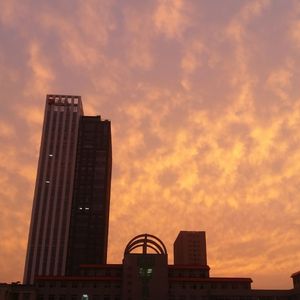 成人久久久精品高清视频
